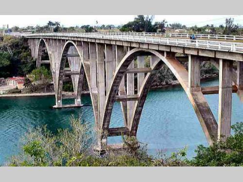 Puente rio Canimar