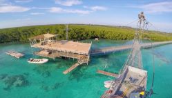 Cayo Guillermo en camino a instalar el primer cable esquí de Cuba